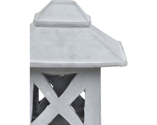 Detaljbild av en grå trädgårdslampa med fyrkantig form