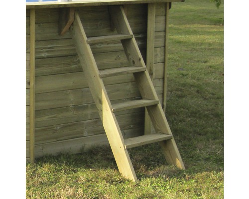 Trätrappa mot en lekstuga