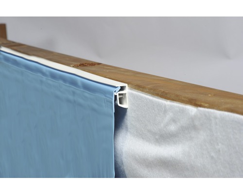 Detalj av en poolfolie fäst på en poolvägg med en profil