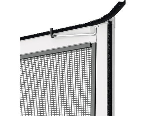 Detaljvy av ett insektsfönster med hängande fjädrar och borsttätning