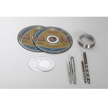 Två kapskivor, en metallring, två gängtappar och två spiralborrar ligger på en ljus yta.