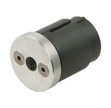 Anslutningsstycke av metall och plast