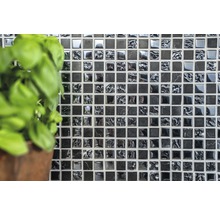 Väggplattor med mosaikmönster i svart och grått
