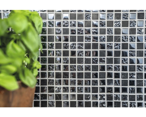 Väggplattor med mosaikmönster i svart och grått