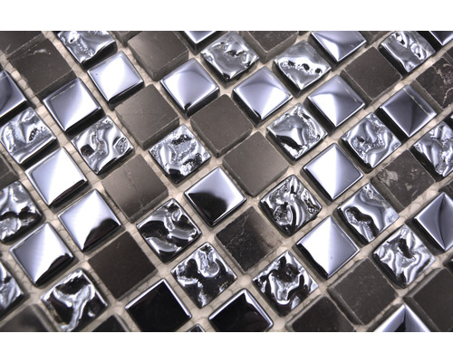 Fyrkantiga mosaikplattor av sten och glas