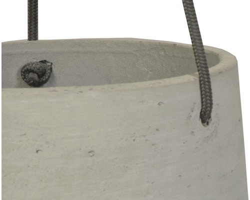 Detaljbild av en hängande planteringskruka av betong med snörupphängning