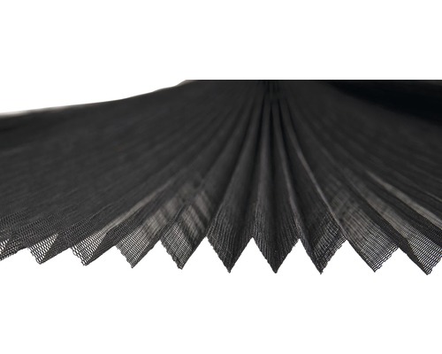 Närbild av en svart plisségardin för fönster