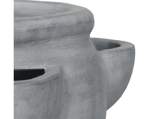 Detaljvy av en grå blomkruka