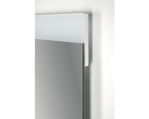 Detaljbild av en spegel med belysning