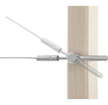 Rostfri vajer fäst på trästolpe