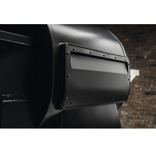 Detaljvy av en svart pelletgrill med inspektionslucka