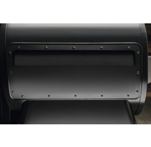 Detaljvy av en svart pelletsmoker med metallaccenter och skruvar