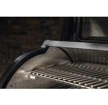 Detaljvy av en kolgrill med metallgaller