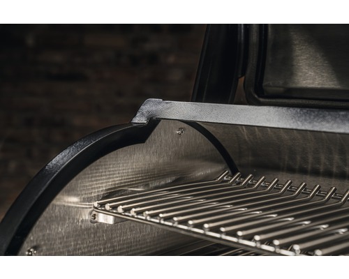 Detaljvy av en kolgrill med metallgaller