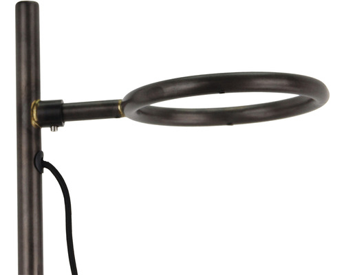 Detaljvy av en golvlampa med ringformat lamphuvud