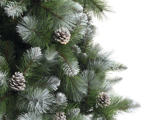 Detaljvy av en konstgjord julgran med kottar och frostiga spetsar