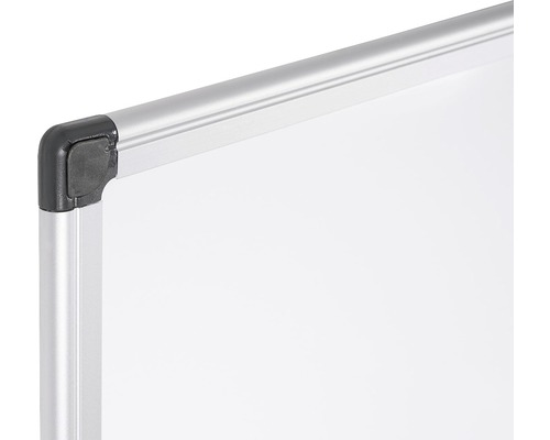 Detaljvy av ett whiteboardhörn med silverfärgad ram och hörnanslutning