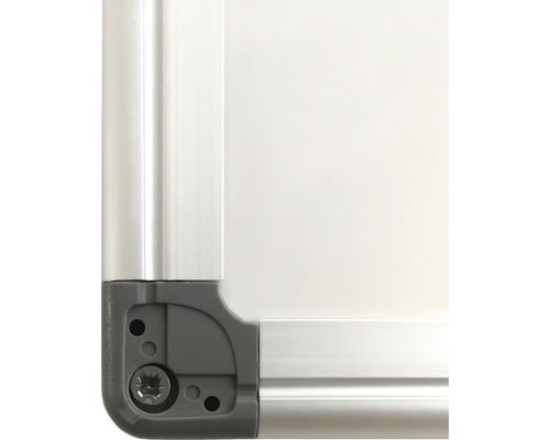 Detaljvy av ett whiteboardhörn med skruv