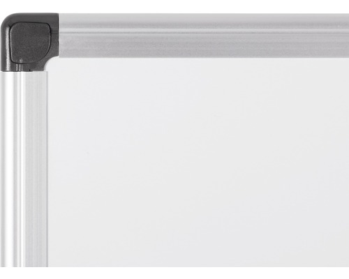 Detaljvy av ett whiteboardhörn med aluminiumram