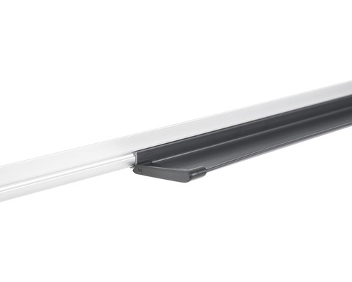 Detaljbild av aluminiumprofil med plastläpp för inredning