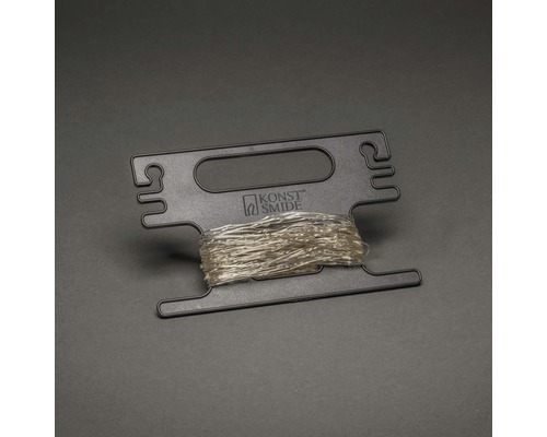 Konst Smide logotyp på en kabelvinda med ljusslinga