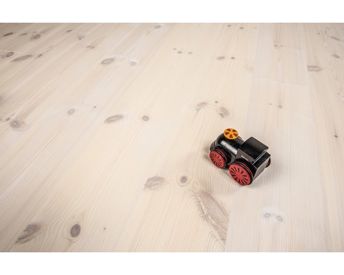 Ljust trägolv med leksakståg