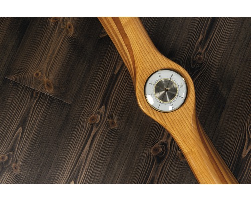 Dekorativ träpropeller med barometer på träbakgrund