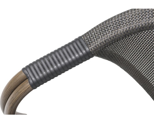 Detaljvy av en flätad stol med plastdetaljer