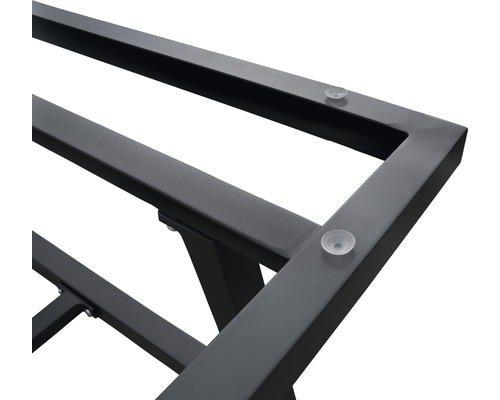 Detaljbild av en svart metallram med sugkoppar.