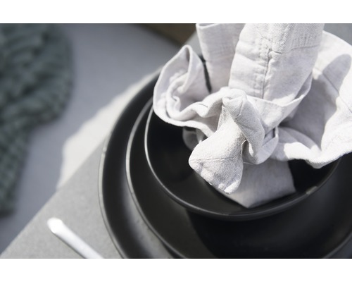 Staplade svarta tallrikar med tygservett