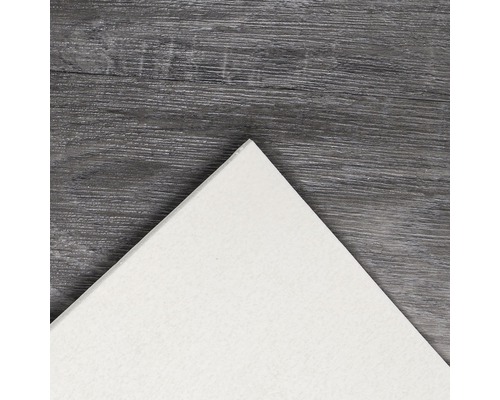 Vit takplatta på träunderlag