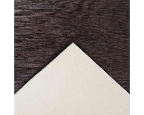 Pappersbit på träbakgrund