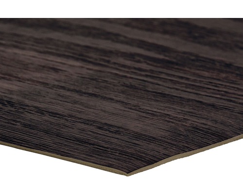 Detaljvy av en vinylgolvplatta med träutseende.