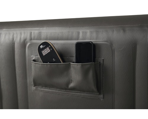 Detalj av en uppblåsbar bubbelpool med två fickor, som innehåller en fjärrkontroll och en smartphone.