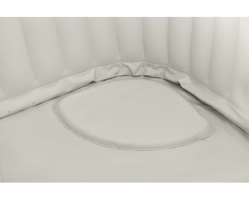 Interiörvy av en uppblåsbar bubbelpool med sittplats