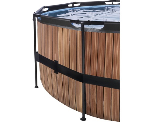 Detaljvy av en rund pool med träpanel och svart kant