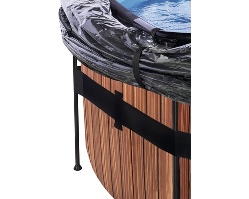 Detaljvy av en utomhus bubbelpool täckt med en transparent film, med träpanel och svart ram