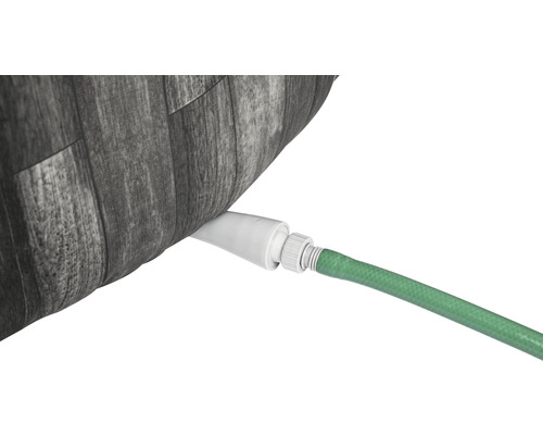 Trädgårdsslang ansluten till en IBC-behållare