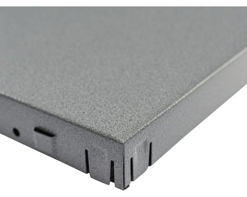 Detaljvy av en metallplatta med utskärningar