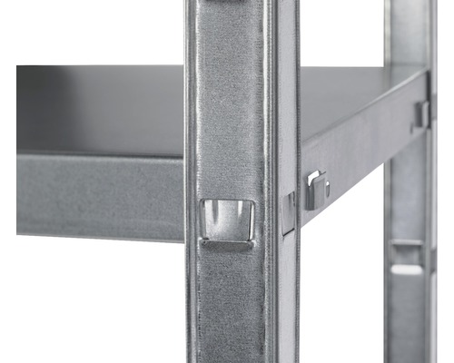 Detaljvy av en metallhylla med hyllplan