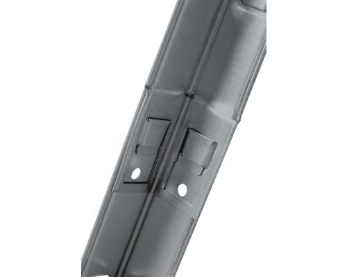 Detalj av en metallhylla med hål för fastsättning