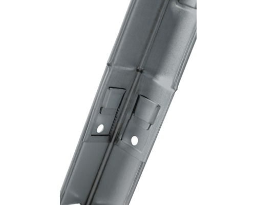 Detaljvy av en metallprofil med utskärningar och hål för fastsättning