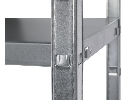 Detaljvy av en metallhylla med hyllplan