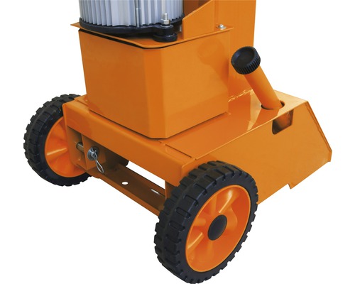 Detaljbild av en orange byggmaskin med hjul för transport.