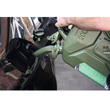 En person fyller diesel från en 20 liters reservdunk i en bil.