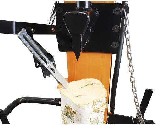 Detaljbild av en vedklyv som klyver en vedkubbe