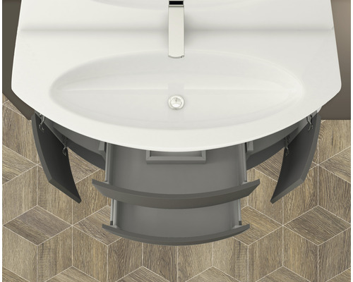 Tvättställ med öppna lådor och skåp i skåpet i badrummet