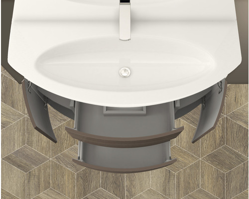 Tvättställsskåp med öppna lådor och armatur uppifrån