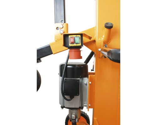 Detaljvy av vedklyvare med motor och kontrollpanel