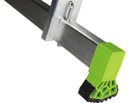 Detaljvy av en aluminiumstege med grön och svart fot